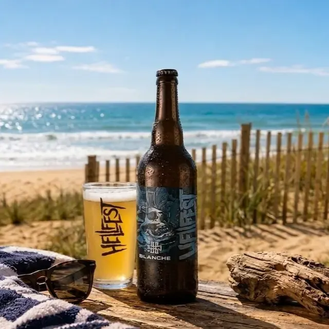 Bouteille et verre de Hellfest Blanche 75 cl, au catalogue de la vente