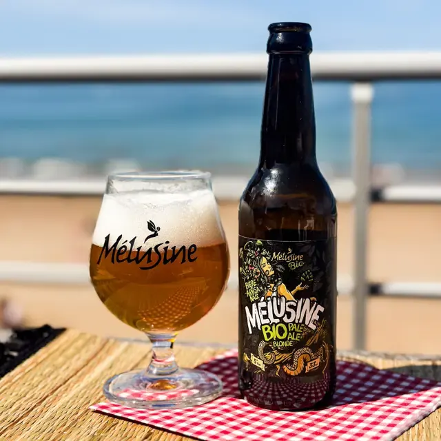 Bouteille et verre de Mélusine Bio, pale ale blonde de la gamme biologique